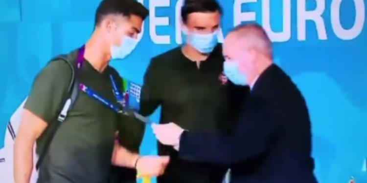 E PABESUESHME NË "EURO 2020"/ “Security” kthen mbrapsht Ronaldon, i kërkon mjetin e identifikimit (VIDEO)