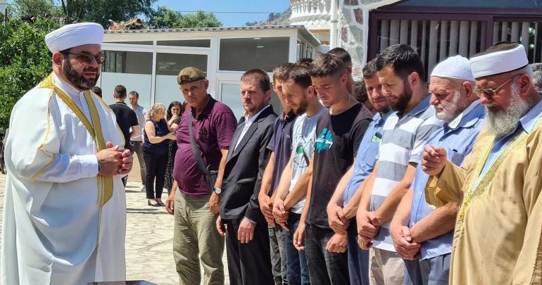 CEREMONIA MORTORE E MUSAENIT/ Myftiu i Shkodrës: Po shpëton nga propaganda dhe statuset e atyre që po e shkatërrojnë…