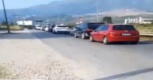PAMJET/ Pushuesit kthehen nga plazhet, trafik i rënduar nga jugu në veri