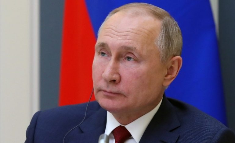 RUSI/ Putin nënshkruan ligjin që penalizon pjesëmarrjen në OJQ-të e huaja