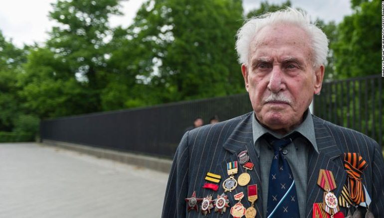 NDRRON JETË I MBIJETUARI I FUNDIT NGA KAMPI I AUSHVICIT/ Me tankun e tij uli gardhin elektrik rreth kampit të nazistëve