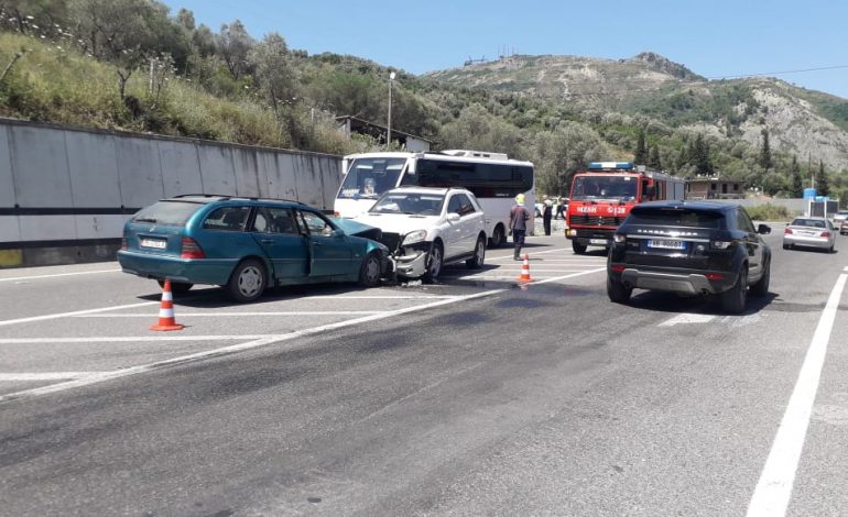 AKSIDENT NË AKSIN PEQIN-ELBASAN/ Përplasen kokë më kokë dy makina, plagosen katër persona (PAMJET)