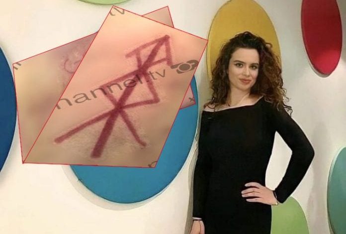 IU GJETËN SHENJA OKULTE NË TRUP/ Gazetarja ZBULON të tjera mistere brenda shtëpisë së 23-vjeçares: Simbole kishte dhe në letra, madje dhe…