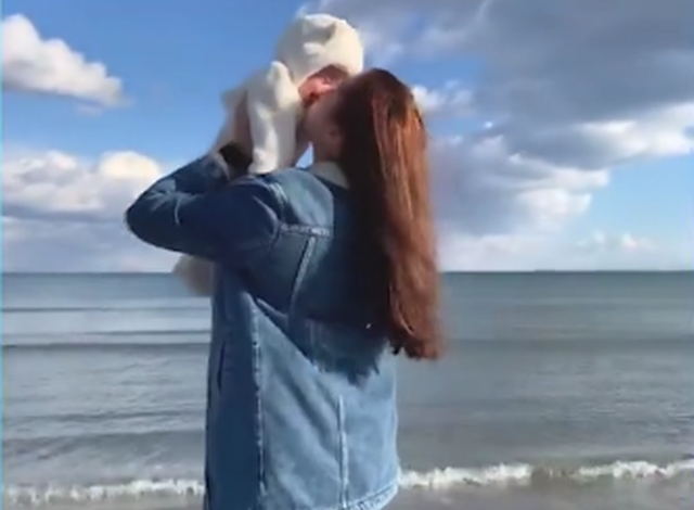 PAMJET E TRISHTA/ Momentet e fundit të 20-vjeçares teksa luante me fëmijën e saj (VIDEO)