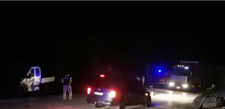 PAMJET E FRIKSHME NGA AKSIDENTI NË PEQIN/ Makinat copë-copë, trupi i pajetë i policit në rrugë (VIDEO)
