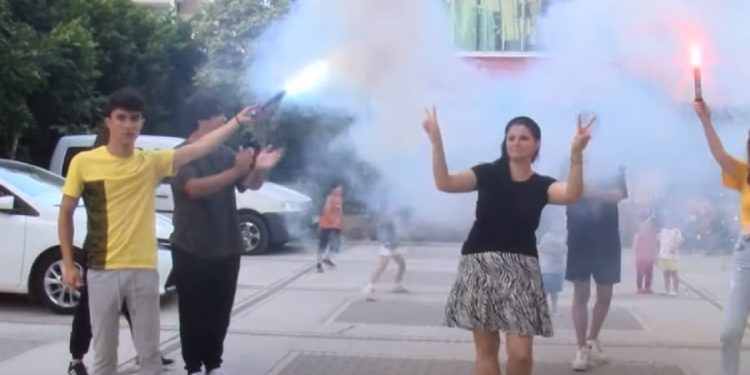 “ÇMENDET” NGA GËZIMI/ Ja si e feston 42-vjeçarja ndarjen nga bashkëshorti (VIDEO)