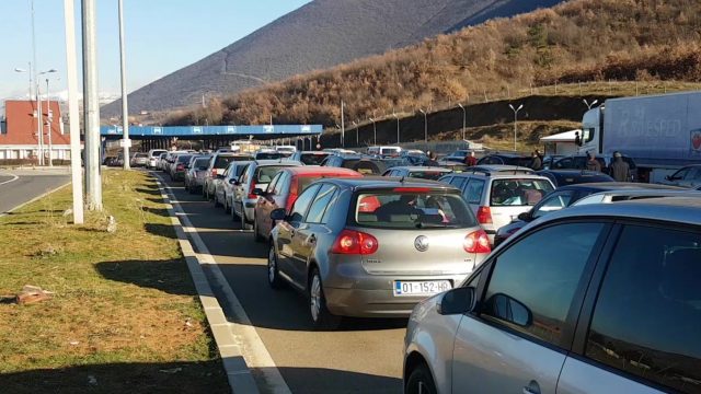 SEZONI TURISTIK NË SHQIPËRI/ Plot 16 mijë shtetas kosovarë kalojnë pikat kufitare