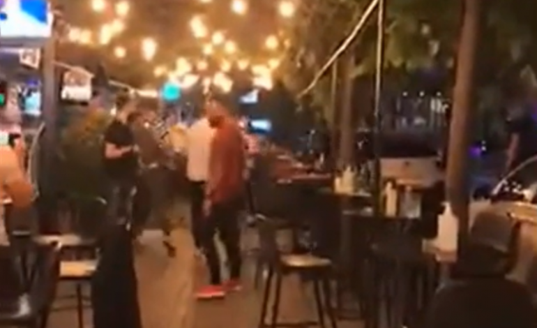 KARRIGE E SHISHE/ “Plas” keq sherri në një lokal në kryeqytet (VIDEO)