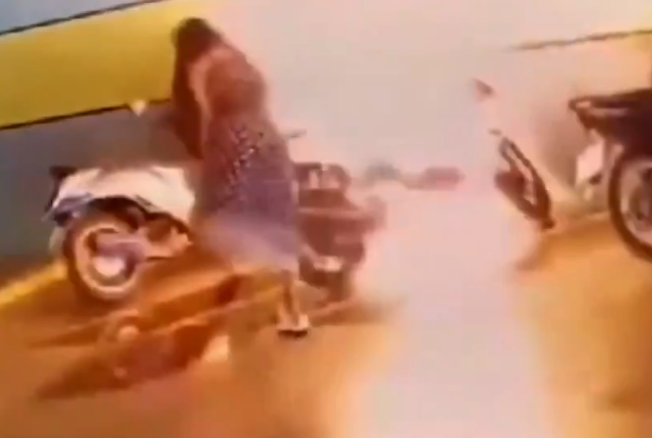 PAMJET/ E la i dashuri, hakmerret 36-vjeçarja tajlandeze, i vendos flakën motorit luksoz
