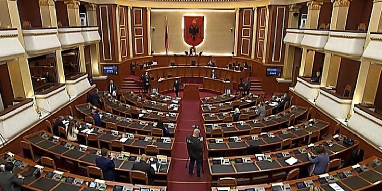 E PLOTË/ Nga dekreti i Metës për minierat, te përkthyesit dhe ligji për “të huajt”. Ja çfarë miratoi sot Kuvendi