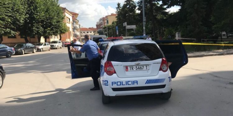 SHPËRNDANIN DROGË NË KUKËS DHE HAS/ Arrestohen gjashtë persona. Çfarë ju gjeti policia në makinë