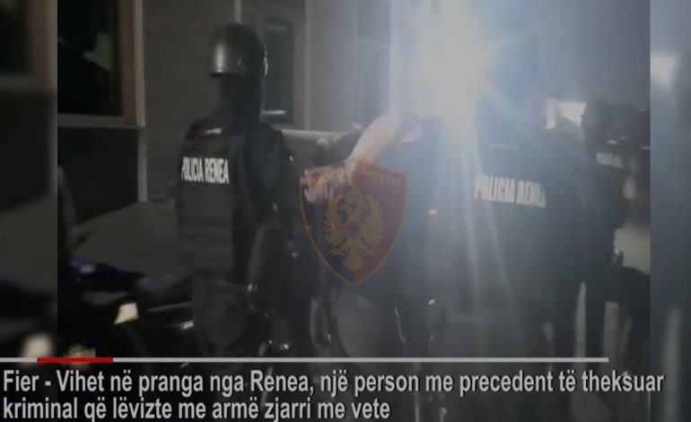 HODHI PISTOLETËN NGA DRITARJA E LOKALIT/ RENEA i vë prangat të riut në Fier