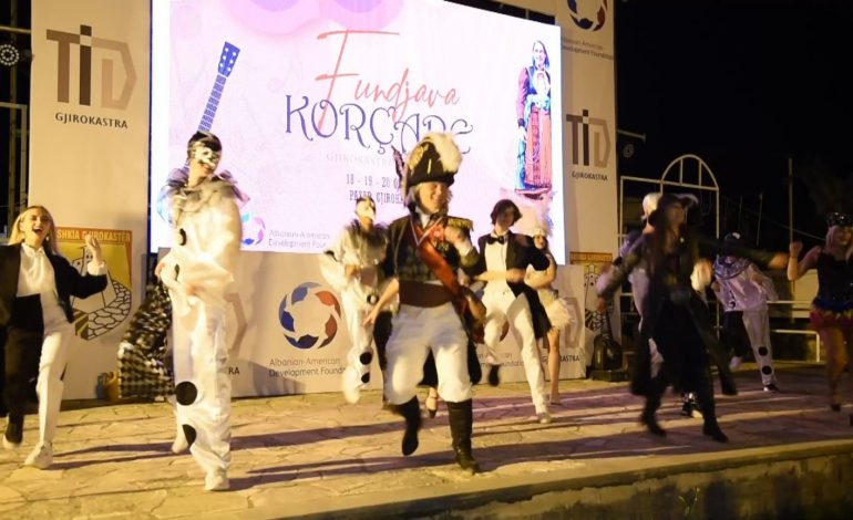 SPEKTAKËL PËR QYTETARËT/ Trupa e teatrit të Korçës “transferohet” në Pazarin e Gjirokastrës (VIDEO)