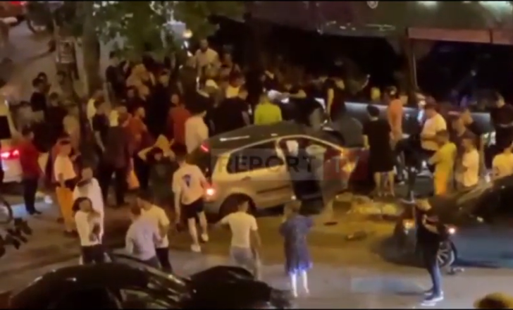 AKSIDENT I RËNDË NË TIRANË/ Makina hipën në trotuar, përfundon në derën e një lokali (VIDEO)