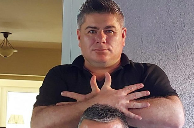 FOTOLAJM/ Gazetari kroat “tërbon” serbët duke bërë shqiponjën: Rroftë Kosova…