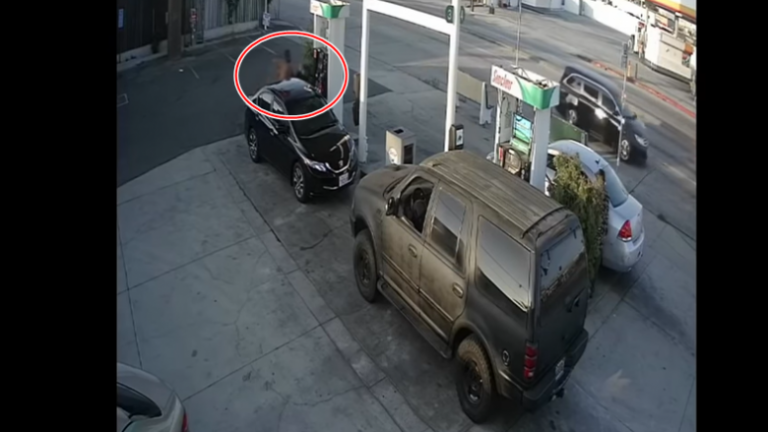 PUBLIKOHEN PAMJET/ Pa asnjë shkak, burri në SHBA godet brutalisht një grua (VIDEO)