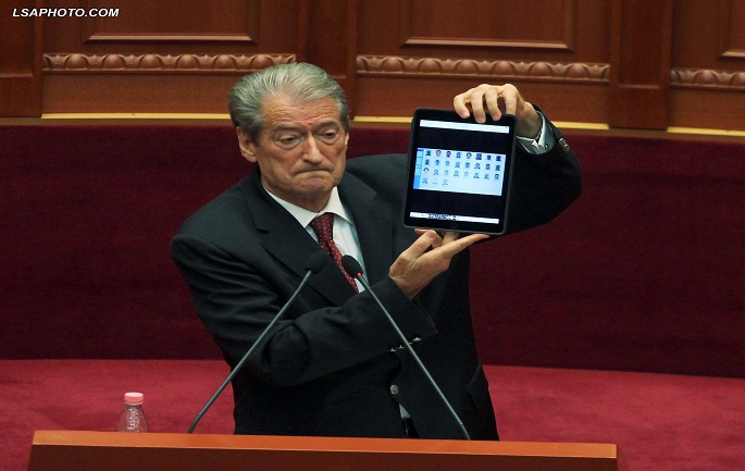 NË PANIK? Berisha hap PROGRAMIN që të “mbron” bisedat nga përgjimet