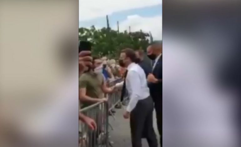 VIDEOLAJM/ Presidenti Macron qëllohet me shuplakë nga një person. Arrestohen…
