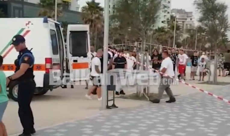 PUBLIKOHEN PAMJET/ Mbytja në Durrës, momenti kur ambulanca transporton trupin e pajetë të burrit (VIDEO)