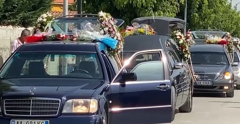 PAMJE TË TRISHTA/ Kortezhi me 4 makina funerali, përcillet për në banesën e fundit familja që u shua në aksident