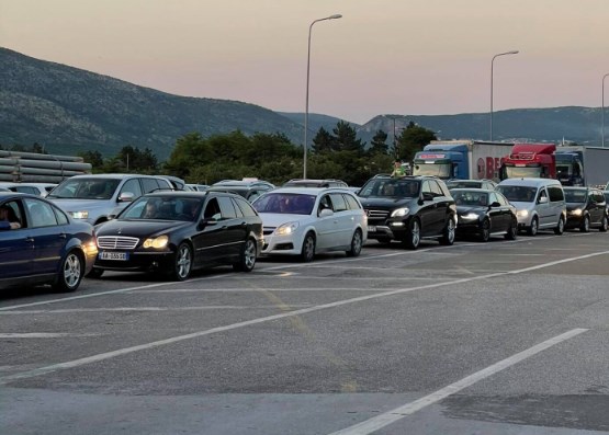 AUTOMJETET NË RADHË/ Turistët nga Kosova ‘dynden’ për pushimet drejt Shqipërisë