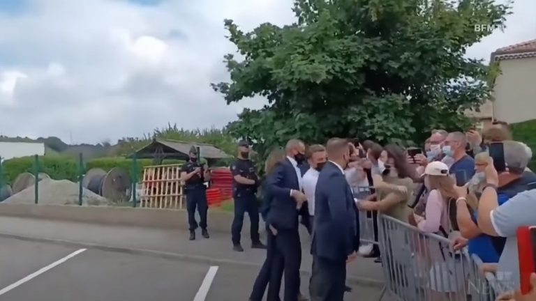 PUBLIKOHEN PAMJE TË REJA/ Momenti kur Macron goditet me shuplakë nga një tjetër këndvështrim (VIDEO)