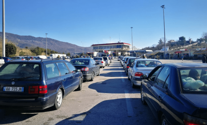 SHQIPTARËT DYNDEN DREJT GREQISË/ Radhë të gjata makinash në Kakavijë, mungojnë sportelet greke