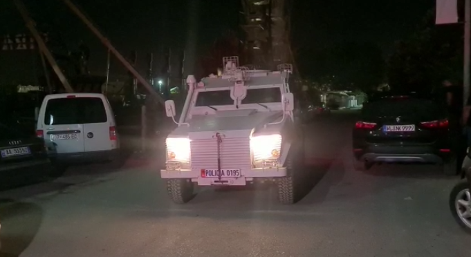 AMBULANCA, FURGONË POLICIE E MJETE TË BLINDUARA/ Shihni pamjet nga vendi ku ndodhi “masakra” në Velipojë (VIDEO)