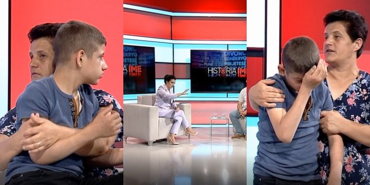 PREKËSE/ Nëna shtrëngon të birin fort me duar, largohet nga emisioni sepse fillon të bëhet agresiv (VIDEO)