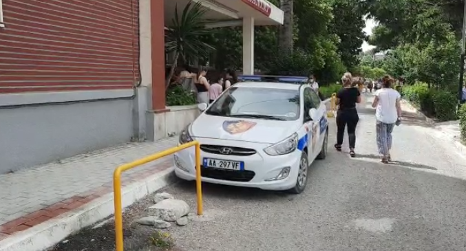 ÇUDIRA SHQIPTARE/ Thotë se i ngacmoi gruan, fqinji godet me thikë 57-vjeçarin në Vlorë