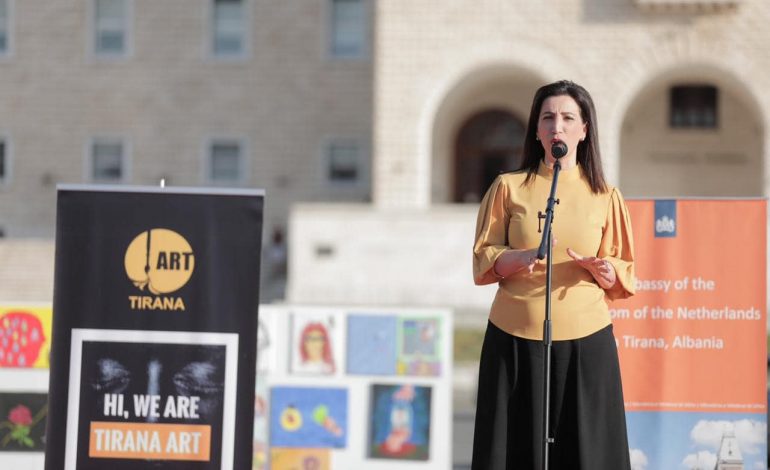 EKSPOZITA “CARE AND DARE”/ Kushi: Ndërgjegjësimi dhe edukimi që në bankat e shkollës