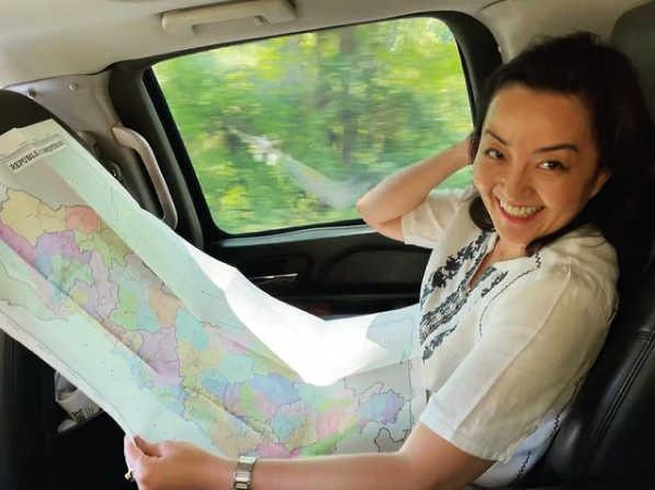 FOTOLAJM/ Ambasadorja Kim iu prezanton Shqipërinë miqve të fëmijërisë: Kanë ardhur për vizitë