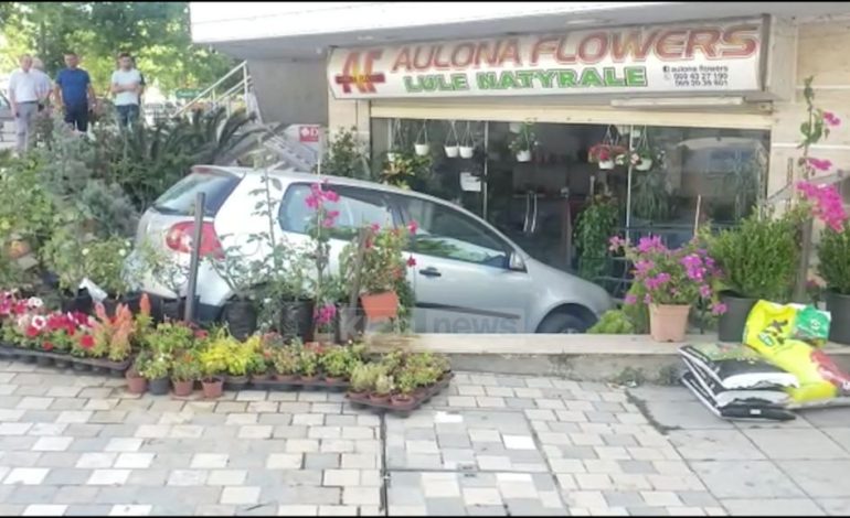 AKSIDENTI I PAZAKONTË NË VLORË/ Makina futet brenda dyqanit të luleve