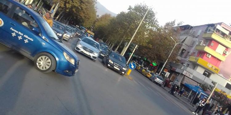 AKSIDENT TEK “21 DHJETORI”/ Makina me të sëmurin futet me të kuqe, por përplas këmbësoren që…
