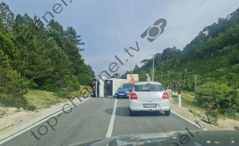 DALIN PAMJET/ Aksident në Llogara, fugoni PËRMBYSET në mes të rrugës dhe…