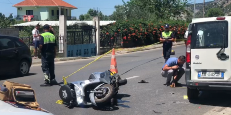 AKSIDENT NË DURRËS/ “Smart”-i përplaset me motorin, 23-vjeçari…
