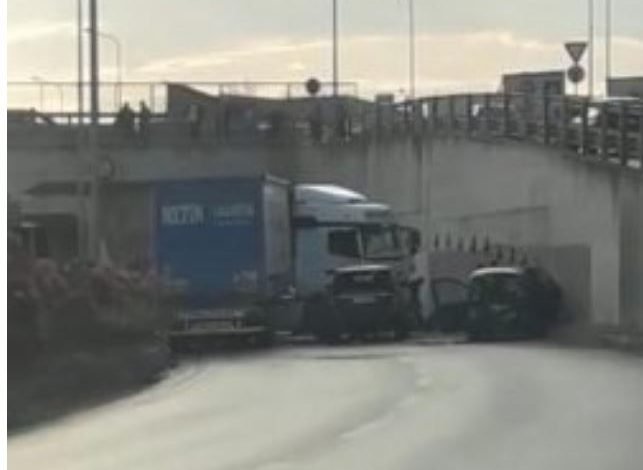AKSIDENT MASIV TEK MBIKALIMI I SAUKUT/ Përplasen kamioni, “Ranger Rover-i” dhe tre mjete të tjera. Plagoset…