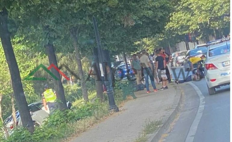 PAMJE EKSKLUZIVE/ Aksident në Tiranë, makina përfundon në LANË. Qytetari i shtrirë… (DETAJE)