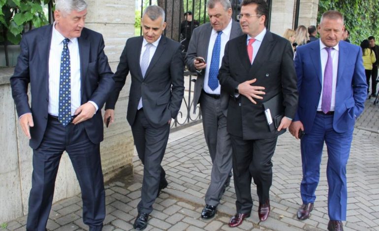 “DO FUTEMI NË PARLAMENT”/ Aleatët tradhtojnë Lulzim Bashën: Mezi e kemi pritur këtë ditë