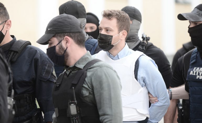 VENDOSET FATI I BASHKËSHORTIT VRASËS/ Me jelek antiplumb në gjykatë, ja çfarë bëjnë qytetarët (PAMJET)