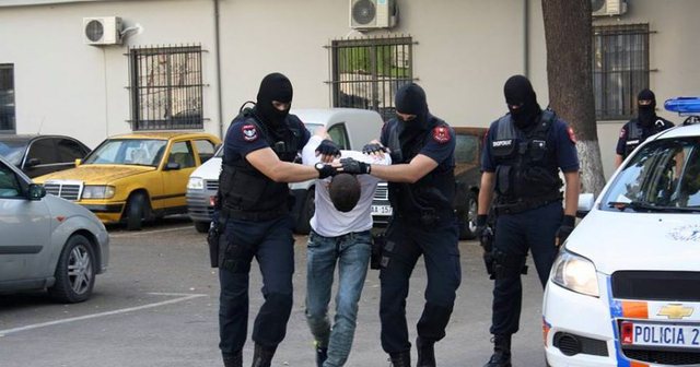 PO TRANSPORTONIN 14 KLANDESTINË/ Arrestohen dy të rinjtë në Gjirokastër