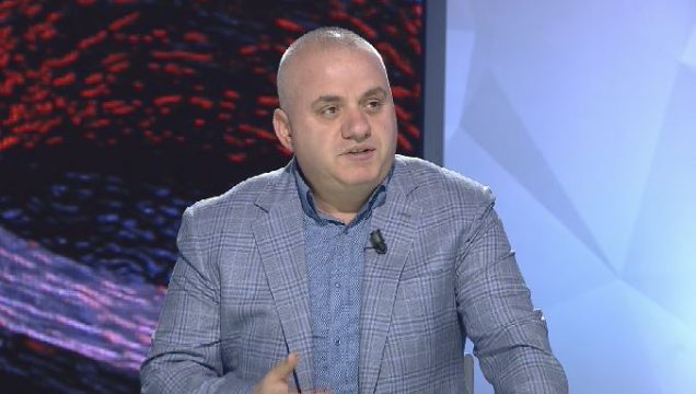 U SHPALL “NON GRATA”/ Artan Hoxha: Berisha duhet të shkojë dëshmitar në gjyq për 21 janarin, kishte frikë se do e hidhnin në erë me…