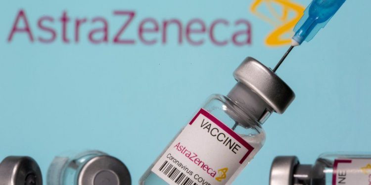 STUDIMI: Vaksina AstraZeneca krijon mbrojtje më e lartë me kohë më të gjatë midis dy dozave