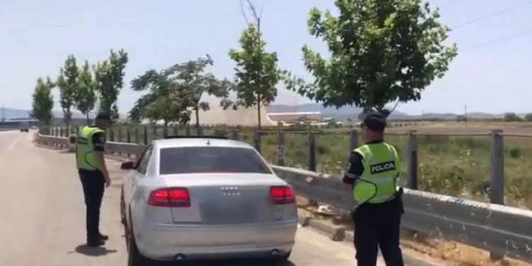 SHQIPTARËT NUK “ZËNË MEND”/ Ndalohet Audi me 180 km/h në Vlorë, hiqen 67 patenta dhe…