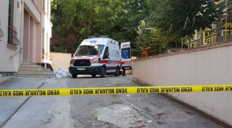 BIE NGA KATI I TRETË I BANESËS 4-VJEÇARI NË POGRADEC/ Niset me urgjencë drejt spitalit