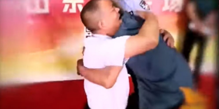 PREKËSE/ Ja rrëmbyen kur ishte fëmijë, momenti kur babai ribashkohet me të birin pas 58 vitesh