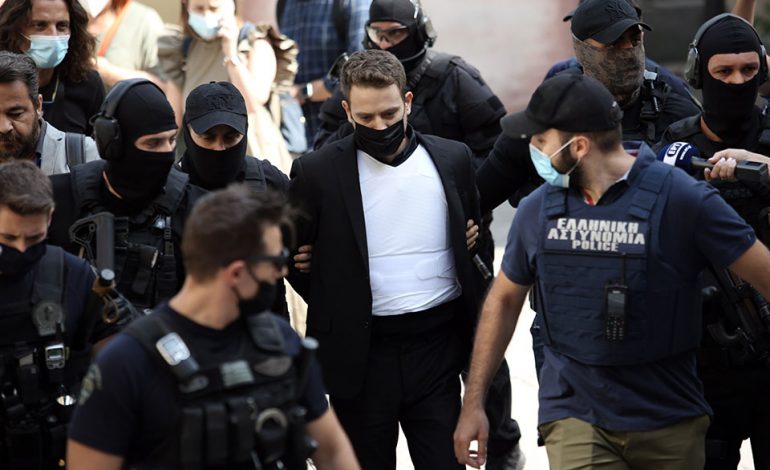 DALIN PAMJET/ I veshur me jelek antiplumb e maskë, masa të forta sigurie për pilotin grek që VRAU gruan