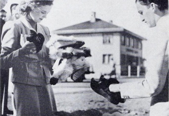 DOSSIER/ Fotografia e rrallë e Mbretëreshës Geraldinë më 1939, momenti kur ndalet buzë rrugës…