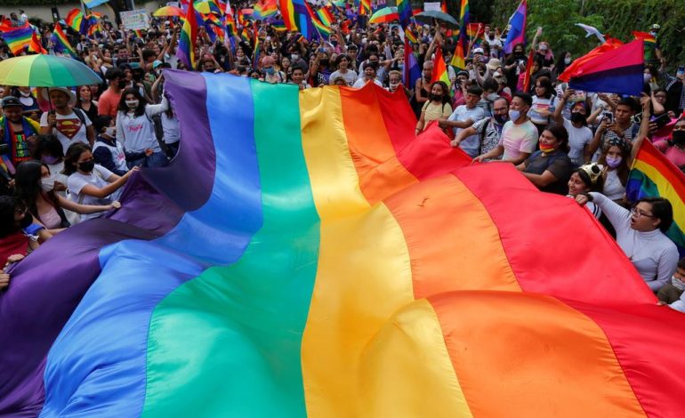 E RËNDË NË SHBA/ Kamionçina hyn në turmën e komunitetit LGBTQ, një i vdekur dhe dy të plagosur