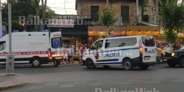 E RËNDË NË TIRANË/ Kalimtari dhunon gruan që lypte me fëmijët e saj në rrugë (PAMJET)
